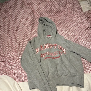 Hoodie - säljer denna hoodien från hamton republic, är storlek 170, men funkar passar även xs och s.
