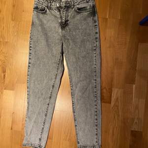 Ett par super snygga jeans från Ginatricot. Färgen är grå och storleken är 36. Jag säljer dessa byxor utav att dom är för stora. Jättebra skick. 
