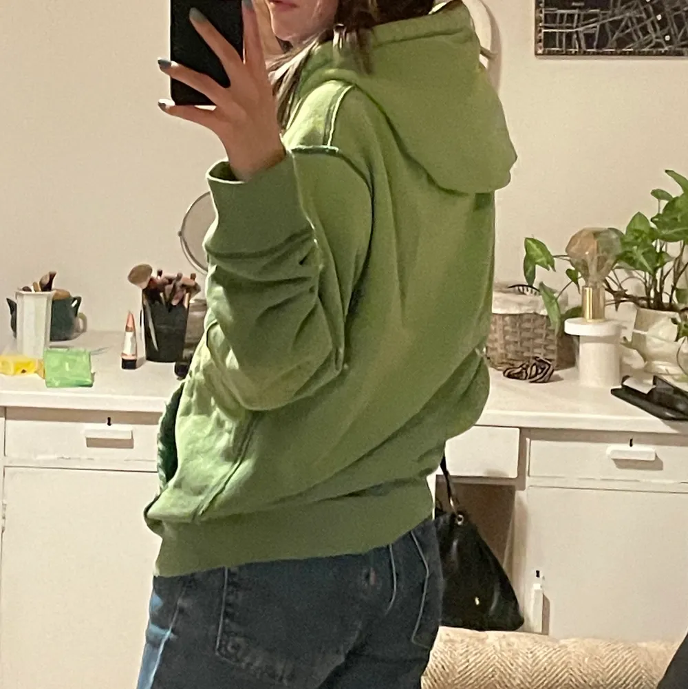 En starkt grön oversized hoodie med mörkgröna sömmar från abercrombie & fitch. Den är i slitet skick med många defekter vilket passar bra till stilen. Tjockt och skönt tyg. Bara att fråga om du vill ha fler bilder! (Intresse koll). Hoodies.