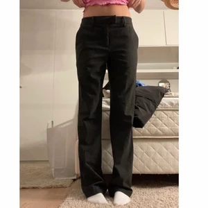 Lågmidjade Gråa Kostymbyxor  - Säljer mina skitsnygga gråa lågmidjade kostymbyxor då de är lite för långa för mig som är ca 160 cm 💖 
