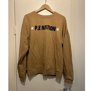 Sweatshirt  - Brun sweatshirt som jag andvänt som oversize med cykelbyxor 