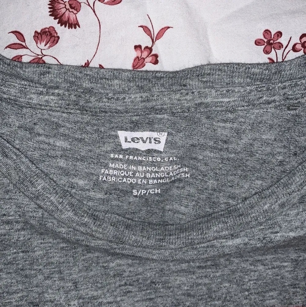Här säljs en Levis t-shirt i storlek S. Använd ett flertal gånger. NYPRIS = 200kr . Pris och fler bilder om så behövs kan alltid diskuteras!!💞 Säljes för att jag inte kommer att använda den något mer och någon annan kan få mycket mer nytta och glädje utav den! Köpt på kvinnoavdelningen men män kan också använda detta plagg skulle jag säga!!! . T-shirts.