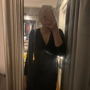 säljer min lång klänning  - Säljer min super sköna långa  klänning!! Den är knappt andvänd❤️‍🔥