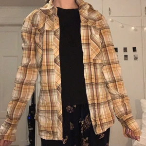 Skjorta💛 - En gul, brun skjorta som har lite olika färger på sig från veromoda som jag nu säljer, har använt den typ 2 gånger, men den är begagnad sen innan så den är ganska andvänd, bra skick!💕