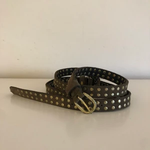 Zadig et Voltaire bälte  - Väl använd men i bra skick. Har klippt av änden på skärpet då jag tyckte det var för långt, därav syns inte Zadig & Voltaire loggan. Ca2 m 