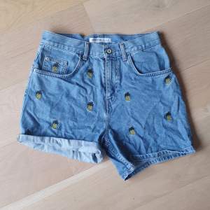 Söta shorts från zara med ananas på. Skulle behöva strykas pga legat i flyttlåda men annars endast 2 gånger. 