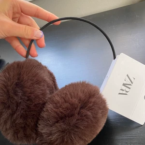 Earcuffs från zara - Säljer mina helt oanvända earcuffs från zara i fuskpäls, lappen är kvar och dom är helt i nyskick. Köpta för 129 kr och är helt slutsålda! Buda med minst 10 kr uppåt eller köp direkt för 200kr plus frakt