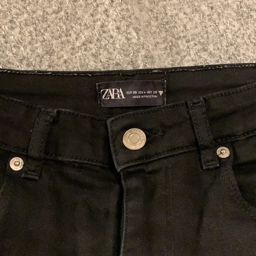 Ett par lite mer tighta svarta långa ”jeans” med slits från Zara i storlek 36, byxorna är i nyskick eftersom att jag bara använd dem ett par fåtal gånger, det är inte det klassiska jeans materialet utan lite mer åt kostym hållet (väldigt stretchiga) Jag är runt 176 cm lång för referens! Köparen står för frakten 💞. Jeans & Byxor.