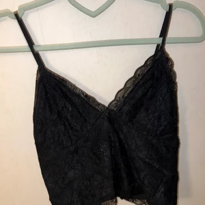 Ett fint linne med spets från Bik bok - Ett fint linne från Bik bok med spets,i storleken s. 