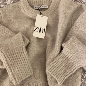 Zara tröja  - Fin stickad tröja, aldrig använd men ingen prislapp kvar. Storlek S! Slutsåld i butik och på nätet! Buda ifrån 200!