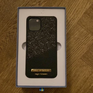 Oanvänt ideal of Sweden mobilskal❤️ - Oanvänt Night out black skal av ideal of sweden som är slutsålt i de flesta storlekarna. Aldrig använt och säljer för att den inte passar min mobil. Kommer i original boxen, köpt för 499kr. Säljer nu för 125kr+48kr frakt💞