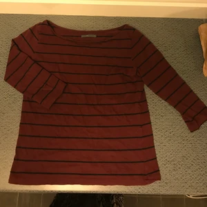 Röd och svart randig topp - Randig trekvartsärmad tröja i vinröd färg. Snygg att ha off-shoulder. Skriv för fler bilder!