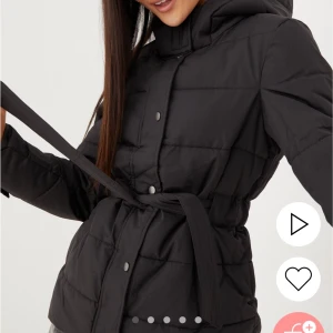 Jacka  - Jacka från Nelly, ny och knappt använd. Säljer utan skärp. 