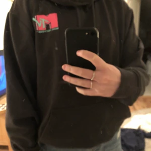 Hoodie  - Hoodie från hm, ser lite vintage ut. Använd antal gånger. Köpt i canada 