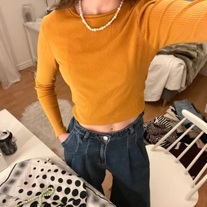 Senapsgul tröja strl S - En senapsgul långärmad tröja från HM. Tröjans material är lite ribbat och så himla skön. Jag tycker även att tröjan sitter väldigt bra. Detta är storlek S på mig som är drygt 170. Tröjans skick är fint. Finns inga hål eller synliga slitage. Välj själv hur ni vill att paketet ska fraktas 💞