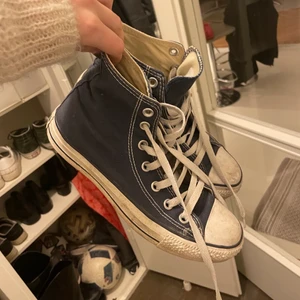 Marinblå converse  - Funderar på att sälja mina marinblå höga converse som är i använt skick. Storlek 37.5 passar nog bäst på någon med storlek 38❤️ tvättar och byter skosnören innan jag postar💕💕