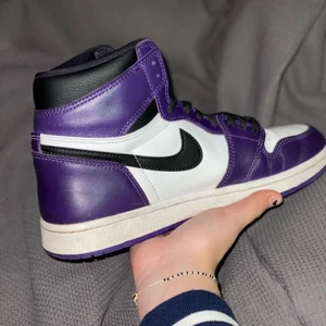 air jordan 1 high court purple! - Hej! jag säljer mina 1 år gammla air jordan 1 high court purple som är använda ca 4 ggr utomhus. dom är i väldigt fint skick och super balla! köpta från en väldigt säker o bra sida! ❌inte riktiga dock❌. Dom är så lika som orginalen som möjligt! dom är lite creasade längst fram med inga andra slags skador på skorna! Det ingår även ett par lila skosnören med dom som jag också säljer med! dm för mer bilder vid intresse och buda på! högst bud vinner!💗 köpare står för frakten!💗