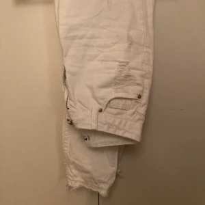 Jeans - Vita lågmidjade jeans, momjeans. Skit snygga och har bra passform🔥👌🏼
