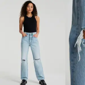 ljusblå 90s petite high waist jeans från ginatricot, dom är endast testade!! säljer pga att dom aldrig kommit till användning. skriv privat för frågor eller fler bilder!! ❤️