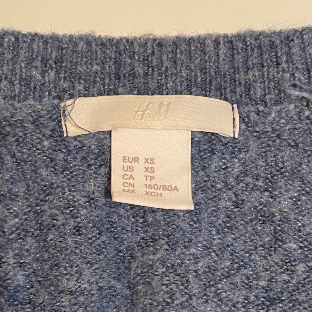 Blå stickad tröja från H&M💙 Storlek XS, säljer för 50kr💫 köparen står för frakten. . Stickat.
