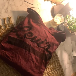 Levis t-shirt - En Levis t-shirt i vinröd färg, använd men bra skick! (: