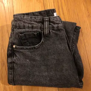 Superfina jeans i storlek 36 ifrån Zara. Använda fåtal gånger. Säljer för 150kr plus frakt!! 66kr kostar frakten 💘 Jag är ungefär 161cm och ni ser ju hur de sitter på mig 🤘🏼 