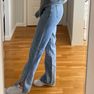 Jeans - Jeans med slits! Aldrig använda med prislappen kvar 💞 (strl UK 6/ EU 34, jag skulle säga att de är mer som en 36)