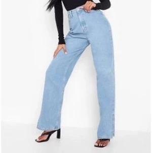 Boohoo  - Helt nya jeans. Beställde fel storlek! Där utav aldrig använda, prislapp kvar på! Fina jeans, synd att de är för stora!