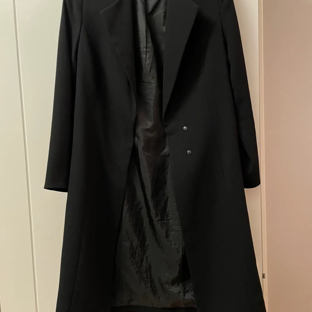 En väldigt basic kappa i svart, dock utan bälte. Ny pris för jackan är 2499kr men säljer ett schyst pris 1000kr. Jackor.