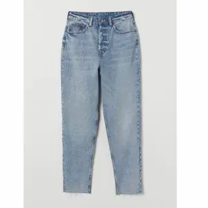 H&M jeans i storlek 34, modellen heter ”Slim Mom High Ankle Jeans”. Endast använt någon enstaka gång så bra skick! Slutsålda på H&M/finns ej kvar längre.