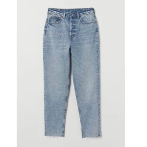 H&M jeans - H&M jeans i storlek 34, modellen heter ”Slim Mom High Ankle Jeans”. Endast använt någon enstaka gång så bra skick! Slutsålda på H&M/finns ej kvar längre.