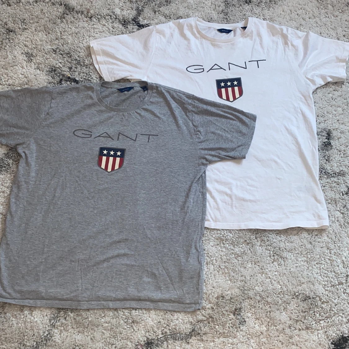 2 st gant T-shirts en grå och en vit