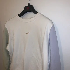 Nike Sweatshirt - Säljer denna fina sweatshirt från Nike. Den kommer alltid till användning. Använd fåtal gånger. Den har fått blekningsfläckar från tvätt, där av priset (se bild 2). Köpt för 540kr. Passar S/M. Frakt INGÅR i priset. #sweatshirt
