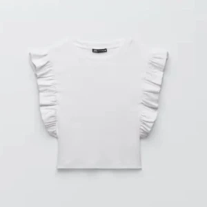 Zara tröja med volanger - Säljer denna zara tröja i vit med volanger. Bara andvänd enstaka gånger men ser ut som ny. Storlek S men sitter som en xs/s. Köptes för 90kr men säljer för 30 kr+frakt.