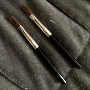 Sminkborstar  - Sminkborstar! 2kr/st eller båda för 3kr 💜 helt nya och oanvända!