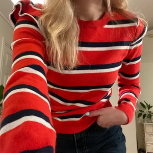 Rödrandig tröja med volangaxlar - Rödrandig stickad tröja med volangaxlar från bondelid, aldrig använd därav väldigt bra skick, storlek XS, köparen står för frakten