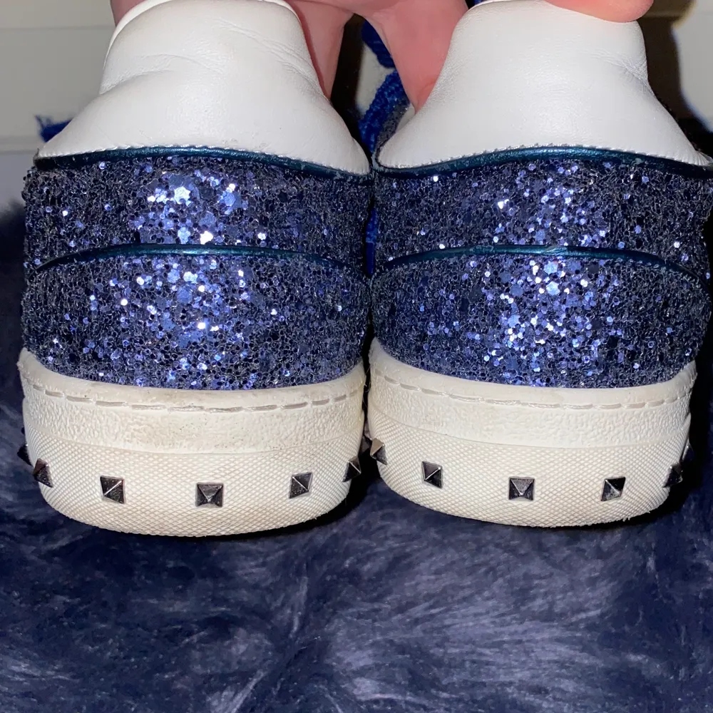 Valentino Garavani glitter flycrew sneakers!!! Finns inte att köpa längre så de blir UNIKA!!! I snyggaste blå färgen som livar upp vilken outfit som helst. Sjukt snygga. Nypris 6000 kr. Väldigt bra skick, inga nitar borta!! Storlek 39.5. Äkthetsbevis finns 🌠🌠🌠. Skor.