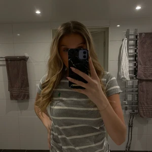 t-shirt från Ralph Lauren - grå-vit randig med märket i grönt, enbart använd en gång, jättefint skick🤍 pm vid frågor/ önskemål om fler bilder 