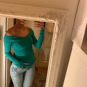 Grön off-shoulder topp - Fin grön off-shoulder topp. Använd några gånger men är i fint skick!