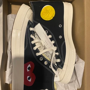 Converse x Comme des garçons play -  Aldrig använda, kartong medföljer. Köpta på Selfridges i england. Nypris ca 2300