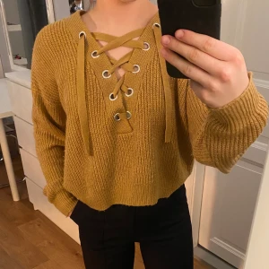 Beige stickad tröja - Säljer min brun/beiga stickade tröja från hm i storlek S då den inte kommer till användning längre. Köpte för 199kr men säljer för 100kr. Använd ett fåtal gånger.