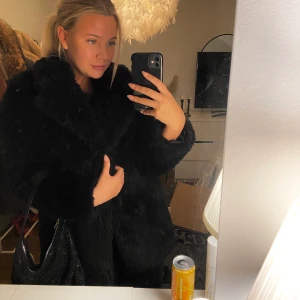 Pälsjacka  - Pälsjacka från zara i storlek S/M. Säljs inte längre men köptes för 899. Säljer för 300kr då insidan av ena armen är lite trasigt, inget man märker utifrån eller vid användning! 