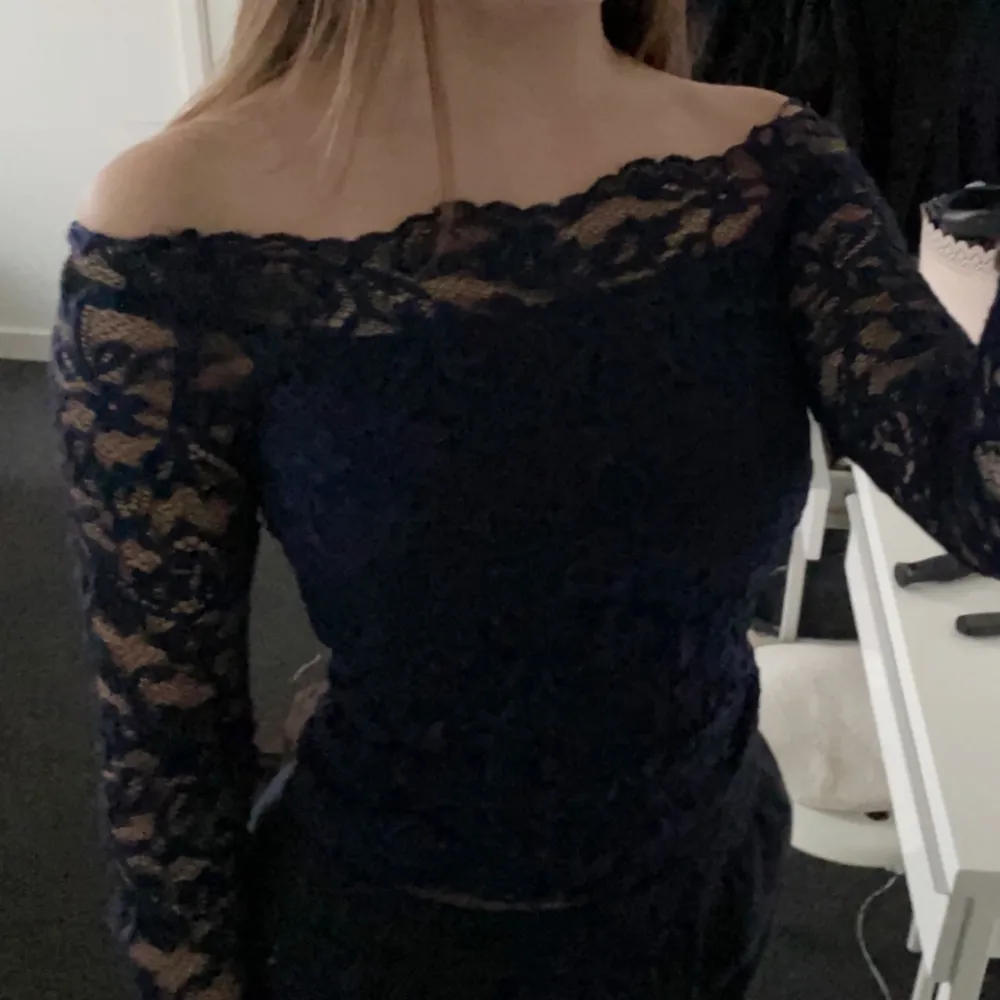 Offshoulder topp med spets i färgen mörkblå! Storlek S🦋 . Tröjor & Koftor.