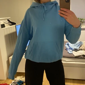 Blå hoodie - Superfin blå hoodie från Nakd. Den är ifrån Misslisibells kollektion💙💙 Den är oversized i storleken och sitter väldigt skönt! 