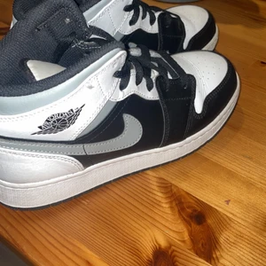 jordans  - säljer mina jordans för det inte riktigt är min stil löngre och behlver pengar. skriv privat för fler bilder!❤️ köpte för 2000. o dem e knappt använda! 