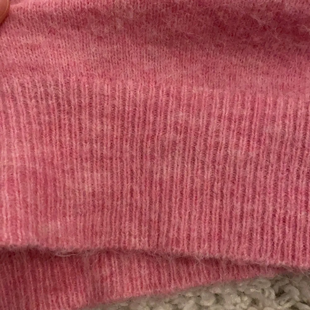 Jag säljer den här fina rosa stickade tröjan från zara i storlek S, använt fåtal gånger🤩🤩inga hål, väldigt bra skick . Stickat.