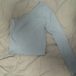 Blå topp med en arm - Supersöt topp med en arm från Gina tricot i st xs. Säljer för 90kr 