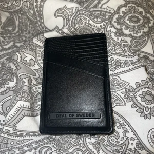 Magnetisk korthållare - Magnetisk korthållare från ideal of sweden, mycket fint skick kostar 349kr ny🖤