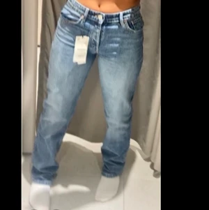 Zara lågmidjade jeans - Zara populära lågmidjade jeans! Köpta utomlands på zara. Använda få gånger o fortfarande i okej skick. Storlek 36/38 passar S. Köpa för 399 kr. Spårbar frakt på 66 kr oxå