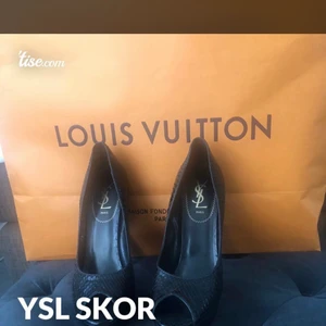 Äkta Ysl skor - Jätte snygga högklackade skor. Märke Ysl.  ALLIGATOR skinn . Lite använda  Nypris 13.700